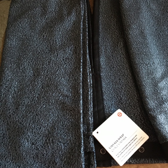 LULULEMON NWT AUTHENTIC VINYASA BLUE & BLACK COZY SOFT VERSATILE WRAP - Picture 8 of 16